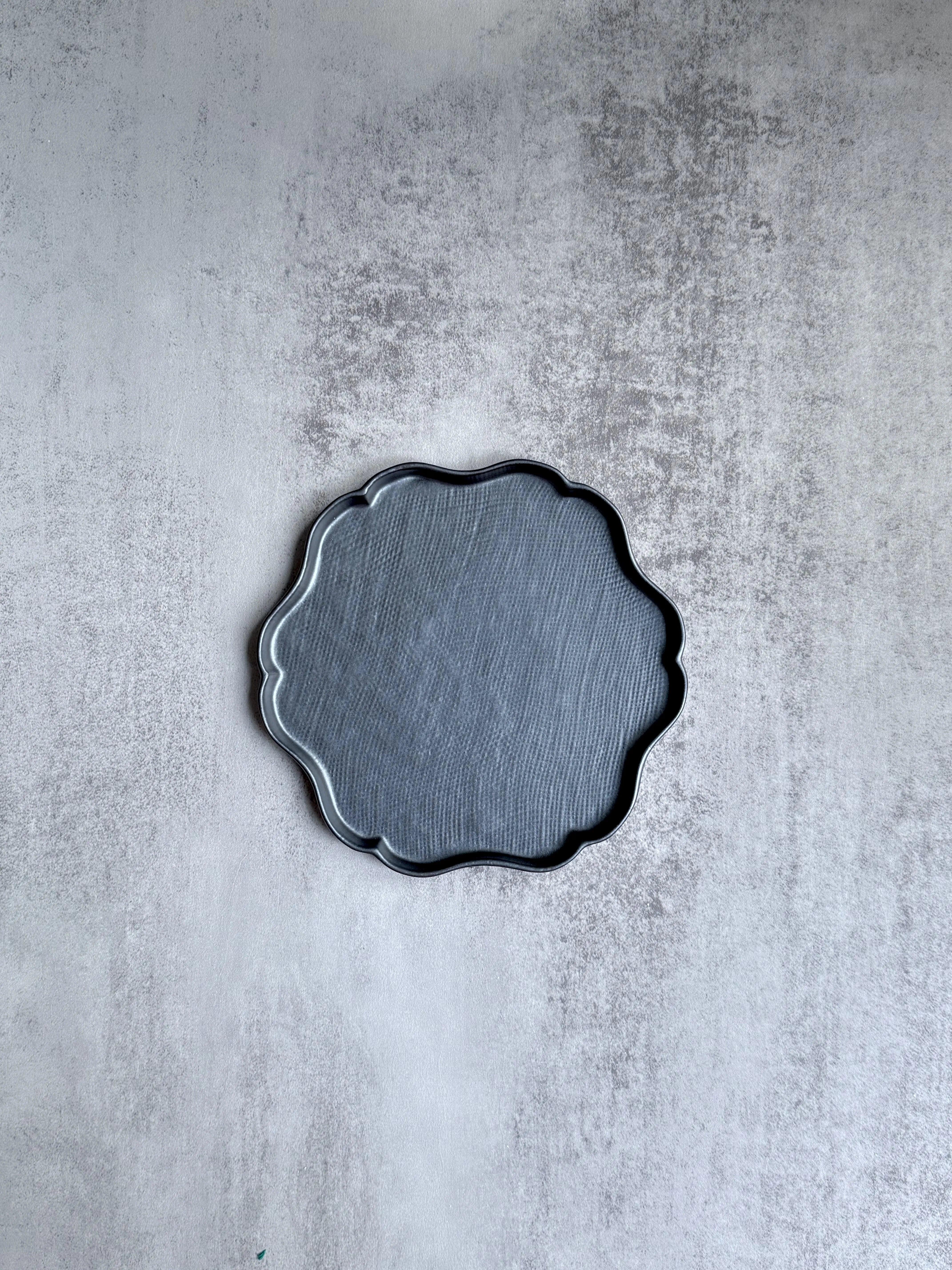 Flower-shaped Plate-Black - Above the Table