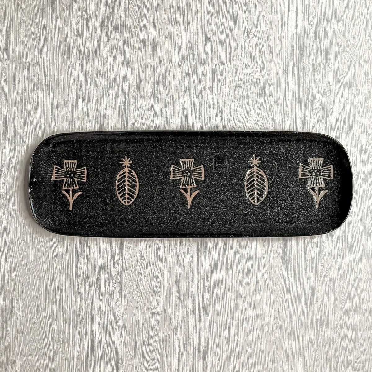 HANA Samna Plate-Black - Above the Table