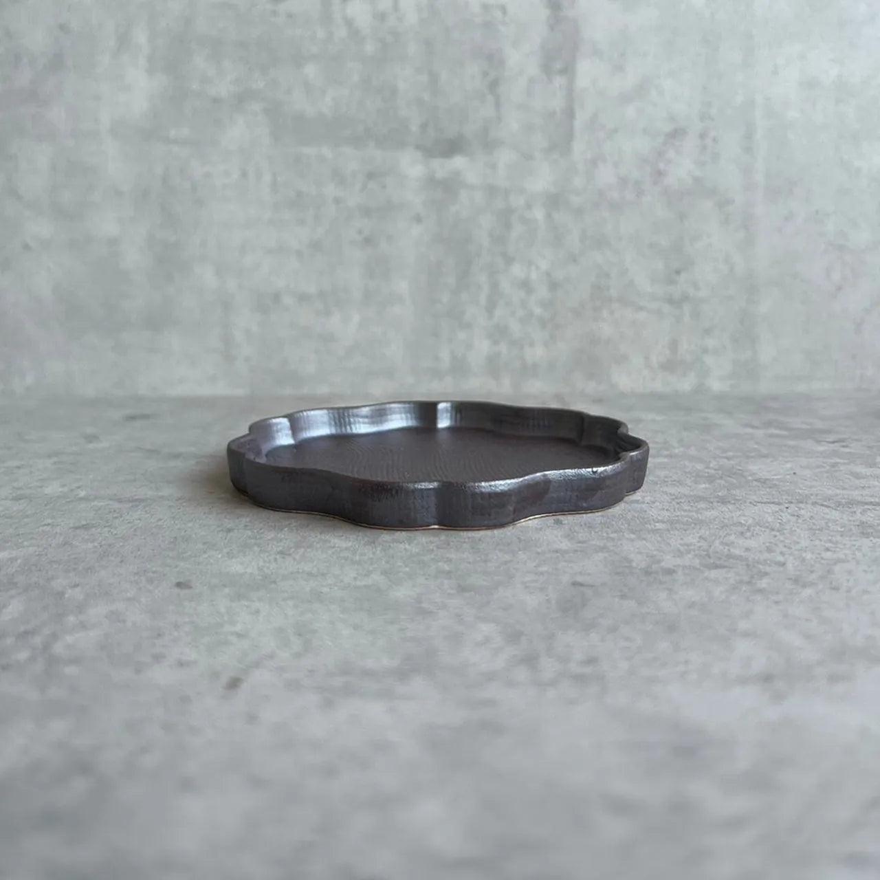 Flower-shaped Plate-Black - Above the Table