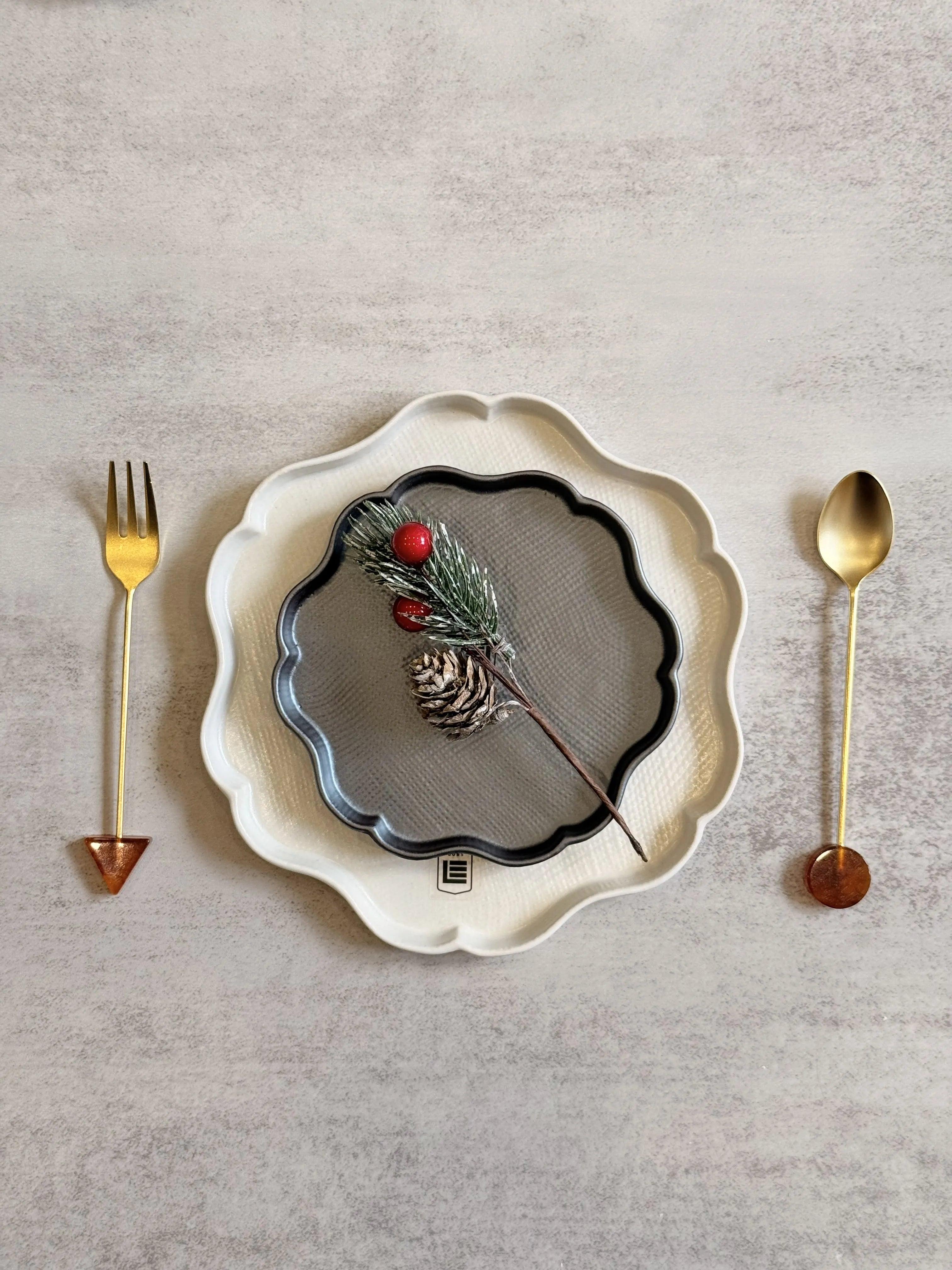 Flower-shaped Plate-White - Above the Table