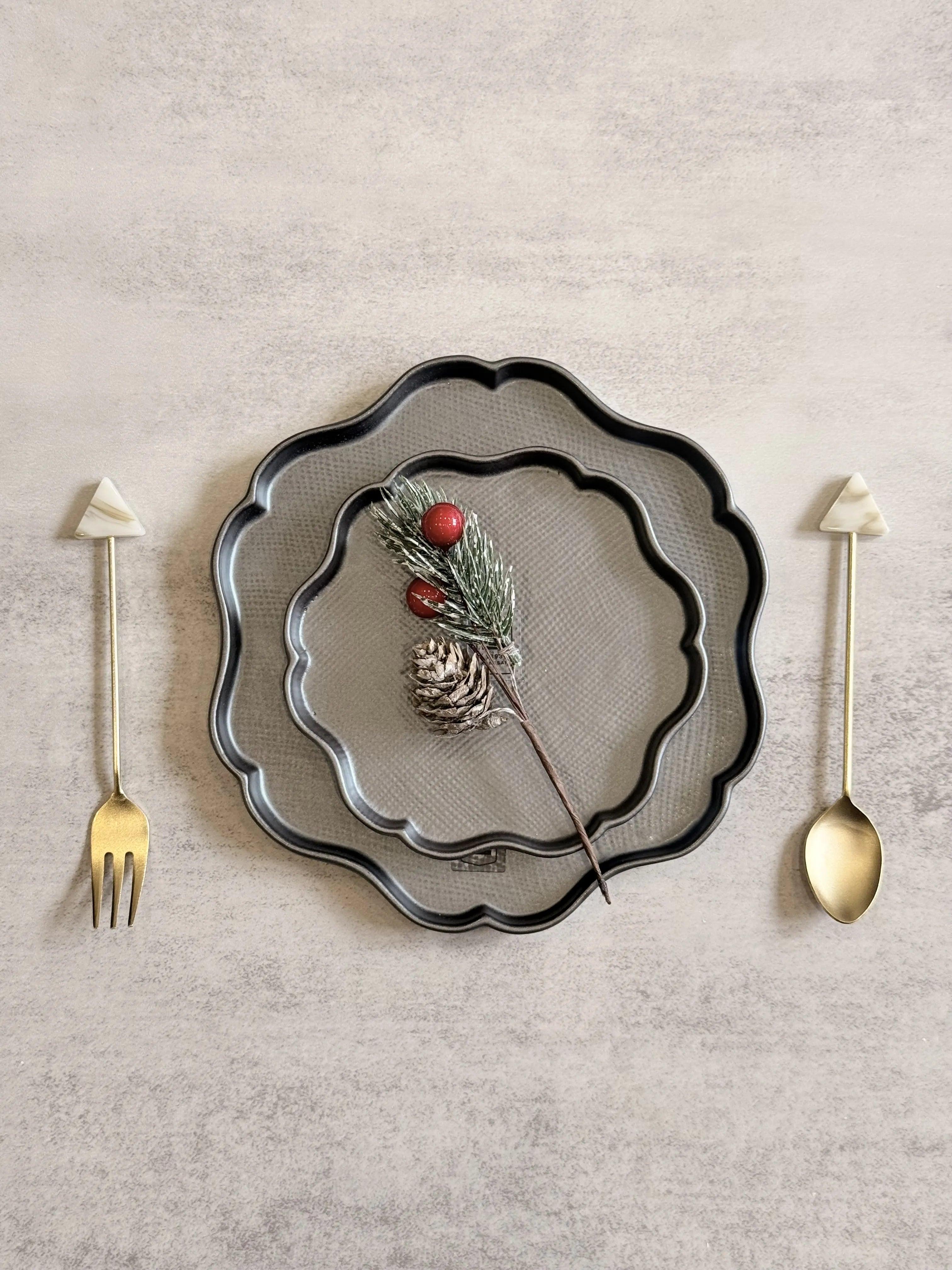 Flower-shaped Plate-Black - Above the Table